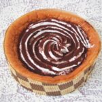 ココアパウダーをのせた生クリームカステラ「しっとりケーキショコラ」5号｜Peekaboo